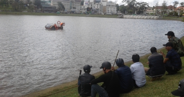 Lâm Đồng: Xe máy lao xuống hồ Xuân Hương trong đêm tối, một thanh niên mất mạng