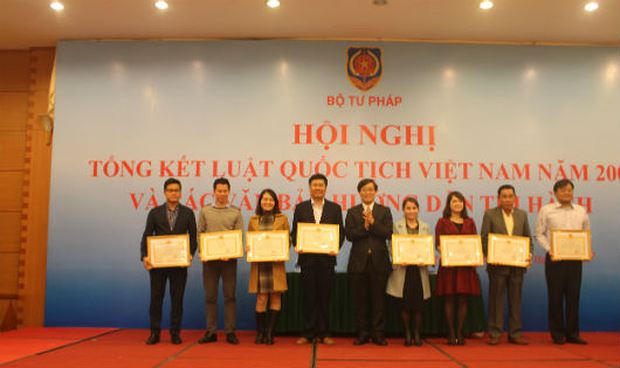 Thứ trưởng Nguyễn Kh&aacute;nh Ngọc tặng Bằng khen cho 8 tập thể tại Hội nghị Tổng kết Luật Quốc tịch Việt Nam