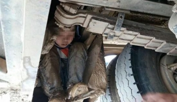 Xót xa 2 bé trai lấm lem bùn đất, trốn dưới gầm xe khách suốt quãng đường 90km vì muốn gặp bố mẹ