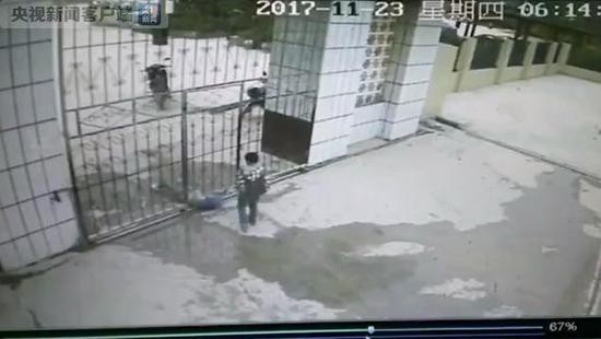 Camera an ninh ghi lại được h&igrave;nh ảnh 2 b&eacute; chui khe dưới cổng trốn ra khỏi trường.