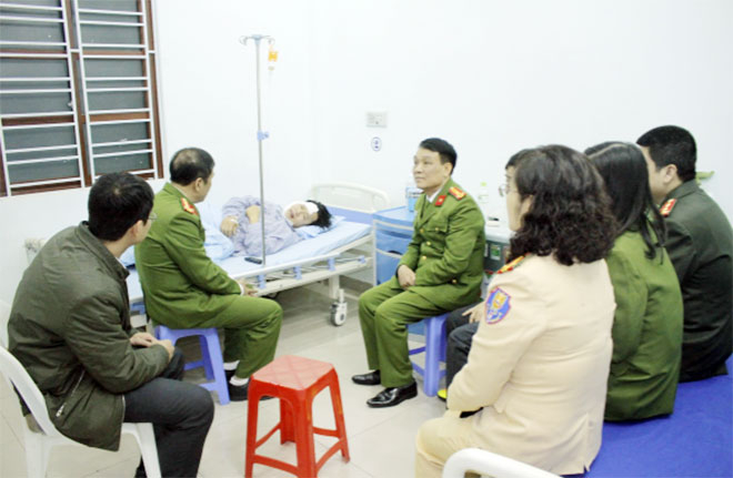 Đại t&aacute; Nguyễn Đức Cường, Trưởng CA quận Hồng B&agrave;ng thăm hỏi c&aacute;n bộ C&ocirc;ng an bị thương.