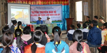 Truyền tải điện Kon Tum tuyên truyền bảo vệ hành lang lưới điện kết hợp công tác an sinh xã hội