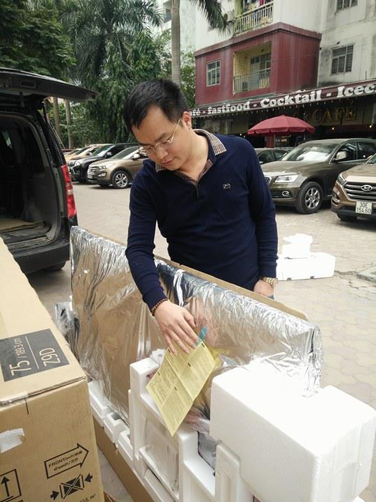 Chiếc Tivi Nguyễn Kim giao cho anh Quỳnh kh&ocirc;ng phải l&agrave; mới 100% m&agrave; l&agrave; Tivi được trưng b&agrave;y mấy th&aacute;ng nay tại Si&ecirc;u thị Nguyễn Kim.