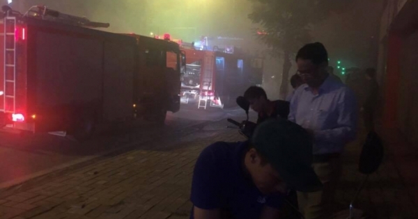 Hà Nội: Cháy lớn tại hầm để xe trong quán Vuvuzela trên đường Nguyễn Khánh Toàn