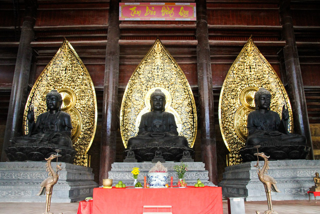 Điện Tam Thế c&oacute; chiều cao 39m, diện t&iacute;ch s&agrave;n 5.400m&sup2;, đủ chỗ cho 5.000 Phật tử c&ugrave;ng h&agrave;nh lễ.
