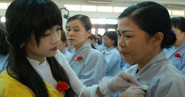 Tục “bông hồng cài áo“- nét đẹp văn hóa Việt