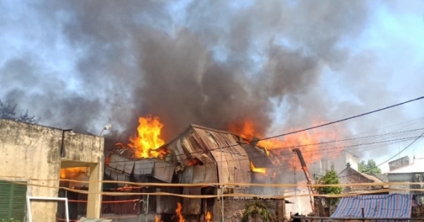 Hà Nội: Cháy lớn tại xưởng chế biến gỗ rộng 100m2