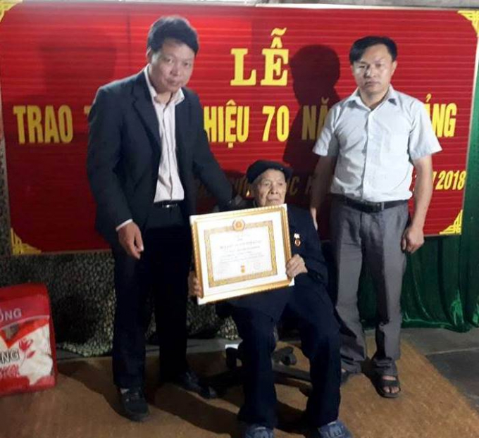 L&atilde;nh đạo Đảng ủy, UBND x&atilde; Th&ocirc;ng Huề trao huy hiệu 70 năm tuổi Đảng cho cụ Nguyễn Văn Nghi&ecirc;m (94 tuổi).