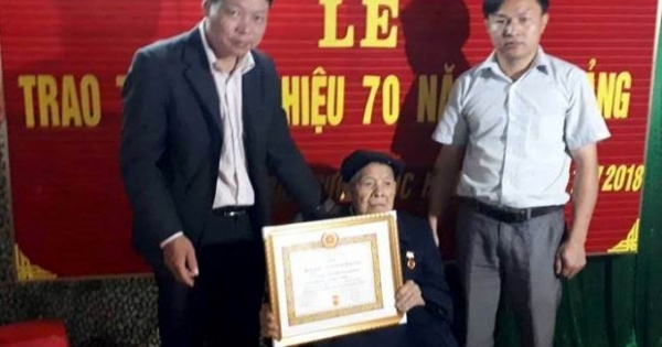 Cao Bằng: Trao huy hiệu 70 năm tuổi Đảng cho Đảng viên lão thành huyện Trùng Khánh