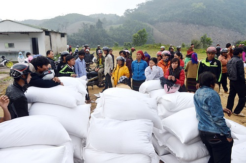 Người d&acirc;n bị ảnh hưởng thi&ecirc;n tai được cấp gần 680 tấn gạo ở Nghệ An. (Ảnh: Bộ T&agrave;i ch&iacute;nh)