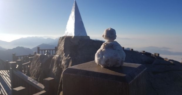 Du khách thích thú gom băng tuyết, nặn hình thú trên đỉnh Fansipan