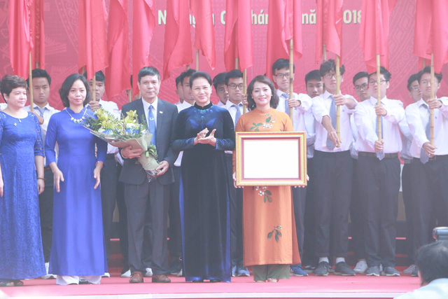 Chủ tịch Quốc hội Nguyễn Thị Kim Ng&acirc;n d&acirc;ng hoa ở ng&ocirc;i trường 110 năm tuổi