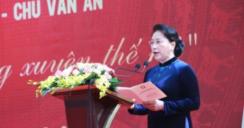 Chủ tịch Quốc hội Nguyễn Thị Kim Ngân dâng hoa ở ngôi trường 110 năm tuổi