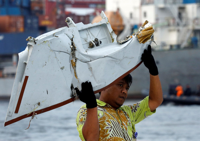 Một mảnh vỡ được cho l&agrave; của m&aacute;y bay Indonesia gặp nạn được đưa l&ecirc;n bờ tại cảng Tanjung Priok, Jakarta. (Ảnh: Reuters)