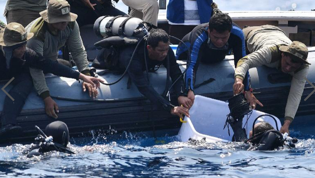 C&aacute;c thợ lặn l&agrave;m việc tại khu vực t&igrave;m kiếm m&aacute;y bay rơi tại biển Indonesia. (Ảnh: AFP)