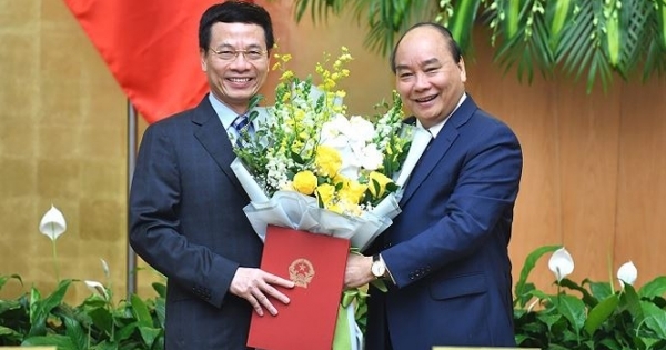 Thủ tướng trao quyết định của Chủ tịch nước bổ nhiệm ông Nguyễn Mạnh Hùng