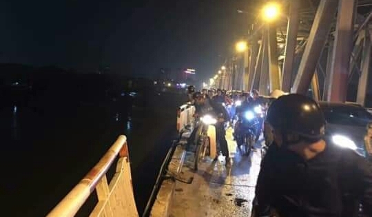 Hà Nội: Ôtô mất lái lao xuống sông Hồng, chưa tìm thấy người bị nạn