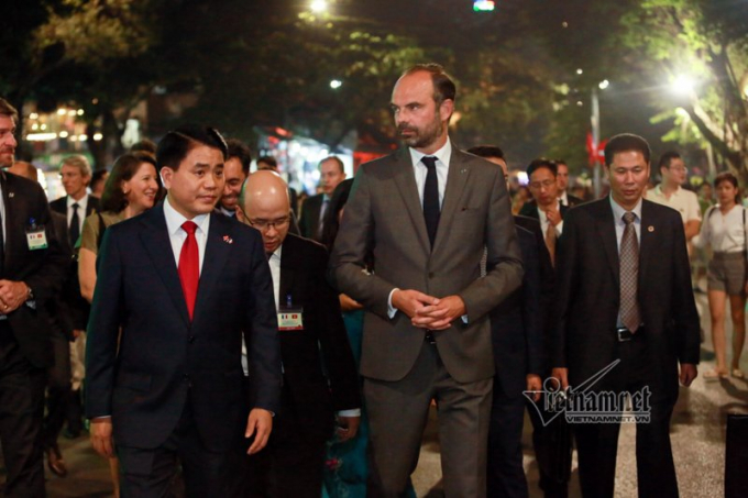 Thủ tướng Ph&aacute;p v&agrave; Chủ tịch UBND H&agrave; Nội Nguyễn Đức Chung đi dạo quanh phố đi bộ hồ Gươm
