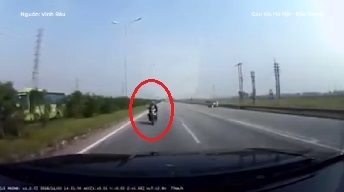 Clip xe máy đi ngược chiều lao thẳng vào đầu ôtô trên đường cao tốc