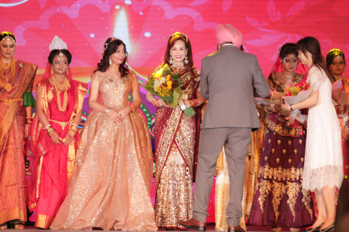 Hoa hậu Diệu Hoa được chồng v&agrave; con trai &uacute;t th&aacute;p t&ugrave;ng tr&igrave;nh diễn thời trang tại Lễ hội Diwali