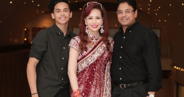 Hoa hậu Diệu Hoa được chồng và con trai út tháp tùng trình diễn thời trang tại Lễ hội Diwali