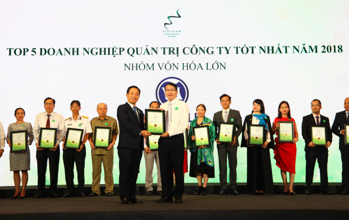 &nbsp;&Ocirc;ng Trần Ch&iacute; Sơn &ndash; đại diện Vinamilk nhận chứng nhận trong lễ trao giải Cuộc b&igrave;nh chọn Doanh nghiệp ni&ecirc;m yết năm 2018.