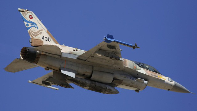Một m&aacute;y bay chiến đấu F-16 của Israel (Ảnh: RT)