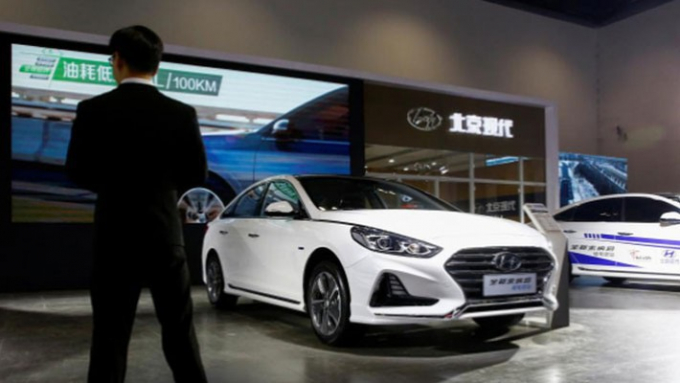 Xe Sonata của Hyundai trưng b&agrave;y tại một triển l&atilde;m xe hơi ở Bắc Kinh, Trung Quốc - Ảnh: Reuters