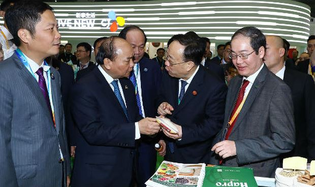 Thủ tướng Nguyễn Xu&acirc;n Ph&uacute;c thăm gian h&agrave;ng của doanh nghiệp Việt Nam tại Hội chợ CIIE 2018. (Ảnh: VGP/Quang Hiếu)