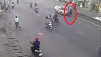 [Clip]: Sang đường không quan sát, hai thanh niên bị ô tô tông trực diện