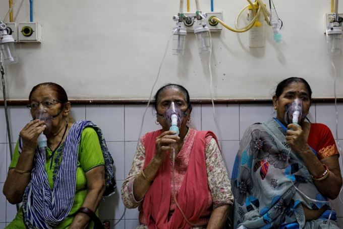 Những người phụ nữ đang được điều trị về h&ocirc; hấp tại một bệnh viện ở New Delhi. Ảnh: Reuters