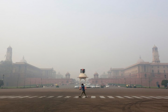 Một người đ&agrave;n &ocirc;ng đi qua con đường cạnh Bộ Quốc ph&ograve;ng Ấn Độ trong một buổi s&aacute;ng sương m&ugrave; ở New Delhi. Ảnh: Reuters