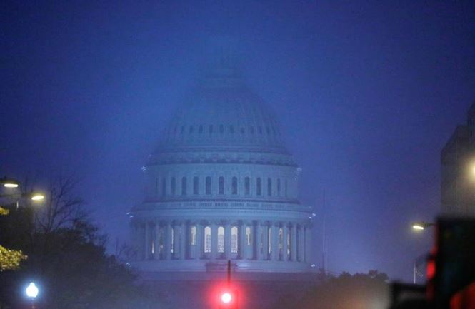 Điện Capitol mờ ảo trong sương sớm ng&agrave;y 6/11. Ảnh: Reuters