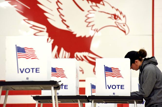 Năm nay, 18 bang của nước Mỹ đ&atilde; ban h&agrave;nh lệnh cấm người d&acirc;n chụp ảnh v&agrave; selfie khi đi bỏ phiếu. Ảnh: Reuters