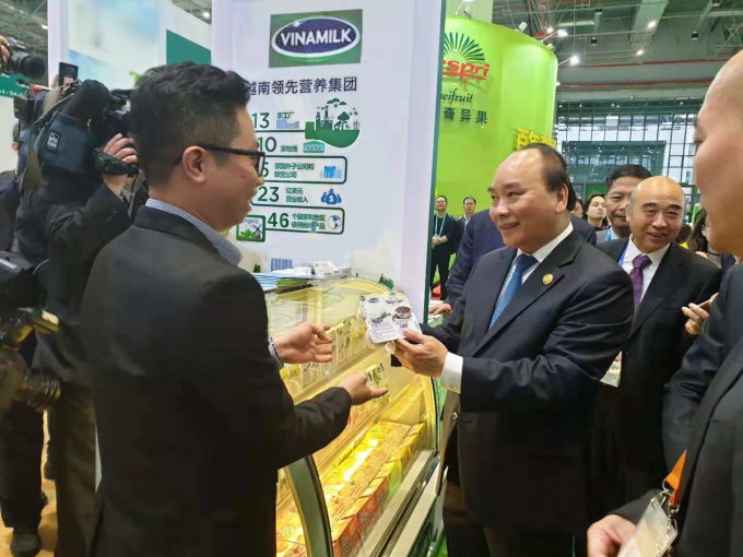 Thủ tướng Nguyễn Xu&acirc;n Ph&uacute;c quan t&acirc;m đến sản phẩm sữa chua nếp cẩm của Vinamilk.