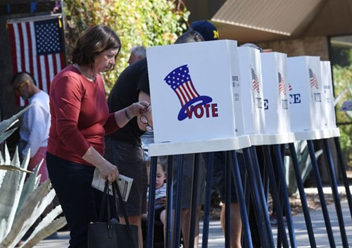 Cử tri Mỹ đi bỏ phiếu trong cuộc bầu cử giữa kỳ ng&agrave;y 6/11. Ảnh:&nbsp;Reuters.