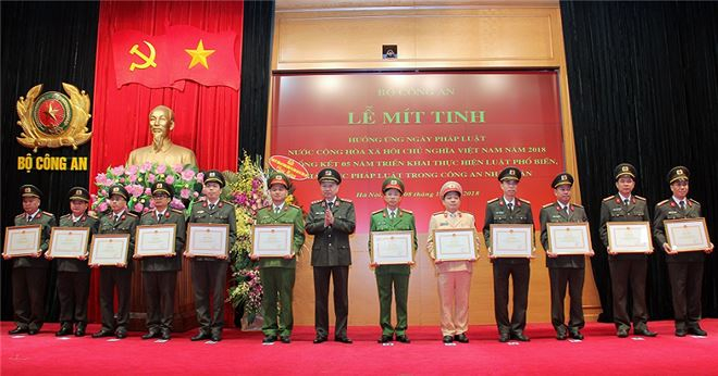 Bộ trưởng T&ocirc; L&acirc;m trao Bằng khen của Bộ C&ocirc;ng an tặng c&aacute;c tập thể, c&aacute; nh&acirc;n c&oacute; th&agrave;nh t&iacute;ch xuất sắc trong c&ocirc;ng t&aacute;c triển khai thi h&agrave;nh Luật Phổ biến, gi&aacute;o dục ph&aacute;p luật (giai đoạn 2013- 2018) v&agrave; hưởng ứng Ng&agrave;y Ph&aacute;p luật.