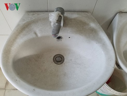 Bồn rửa tay tại trường li&ecirc;n cấp Nguyễn Văn Huy&ecirc;n được gia cố bằng t&uacute;i nilon.