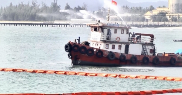 Xử lý hơn 2 triệu lít dầu tràn trên biển Đà Nẵng thế nào?