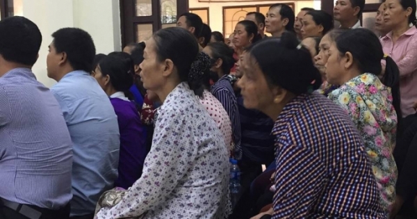 Người dân ngồi chật kín phiên tòa Chủ tịch xã Hoàng Diệu bị khởi kiện