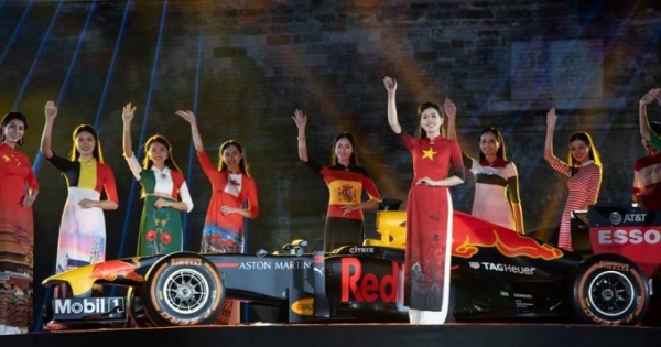 NTK Đỗ Trịnh Hoài Nam trình diễn BST áo dài bên siêu xe F1