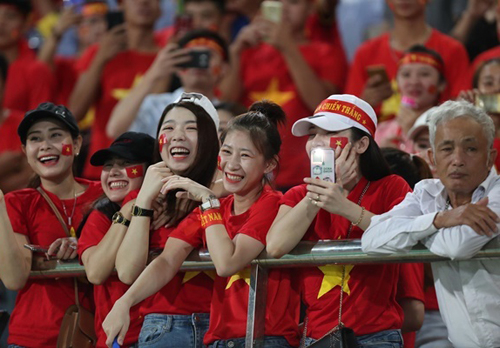Nụ cười m&atilde;n nguyện của cổ động vi&ecirc;n khi đội tuyển Việt Nam gi&agrave;nh chiến thắng 3 sao trước đội tuyển L&agrave;o.