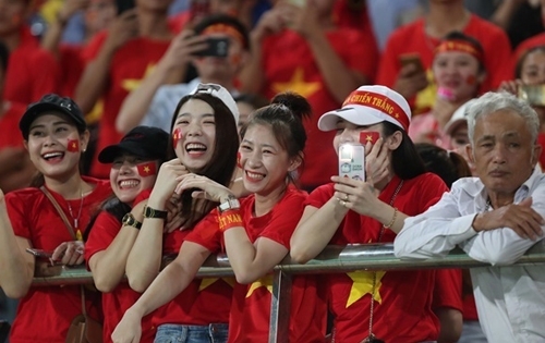 Báo chí châu Á choáng với CĐV Việt Nam ở trận mở màn