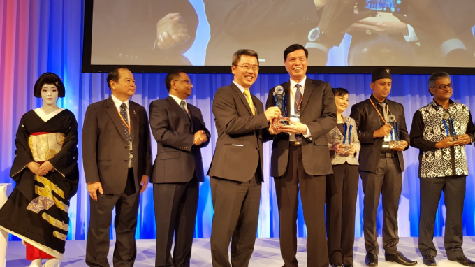 Chủ tịch UBND tỉnh Quảng Ninh-Nguyễn Đức Long đ&oacute;n nhận giải thưởng ASOCIO.