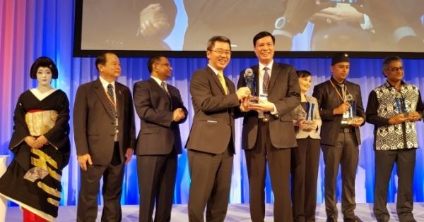 Lãnh đạo UBND tỉnh Quảng Ninh nhận giải thưởng ASOCIO dành cho chính quyền số tại Nhật Bản