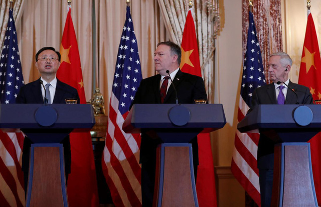 Giới chức Mỹ v&agrave; Trung Quốc trong cuộc họp b&aacute;o chung sau đối thoại an ninh, ngoại giao ng&agrave;y 9/11. (Ảnh: Reuters)