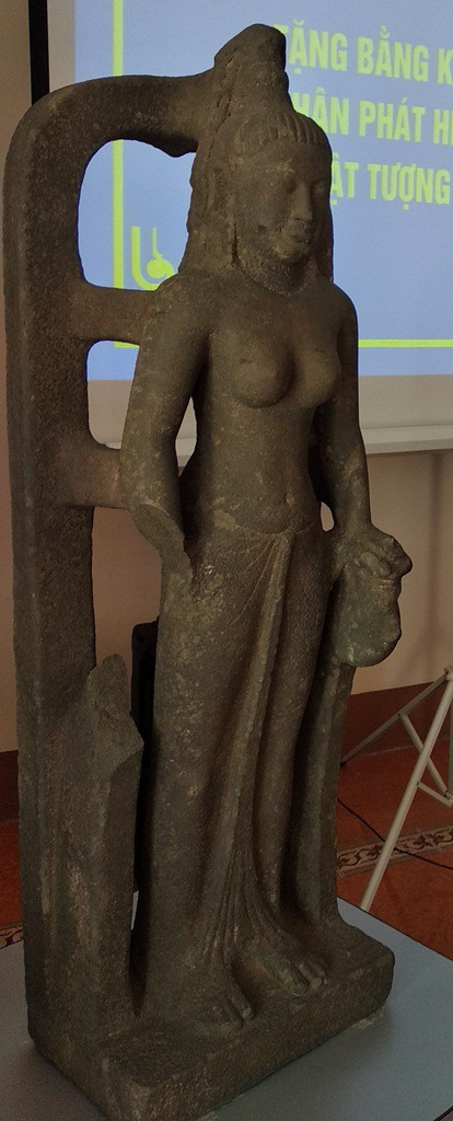 Bức tượng nữ thần v&ocirc; c&ugrave;ng gi&aacute; trị.