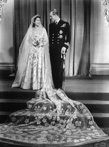 Một trong những bộ trang phục của Nữ ho&agrave;ng Elizabeth II đ&atilde; trở th&agrave;nh biểu tượng&nbsp;trong lịch sử thời trang&nbsp;l&agrave; thiết kế v&aacute;y cưới của b&agrave; khi kết h&ocirc;n với Philip Mountbatten v&agrave;o th&aacute;ng 11/1947. Bộ v&aacute;y cưới bằng lụa m&agrave;u kem do Norman Hartnell thiết kế dựa tr&ecirc;n cảm hứng từ bức vẽ