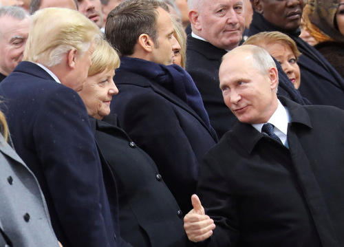 Tổng thống Putin giơ ng&oacute;n c&aacute;i với Tổng thống Mỹ. Ảnh:&nbsp;Reuters.