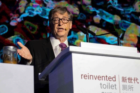 Bill Gates thuyết tr&igrave;nh về hệ thống bồn cầu tự diệt khuẩn&nbsp; tại Bắc Kinh, Trung Quốc.